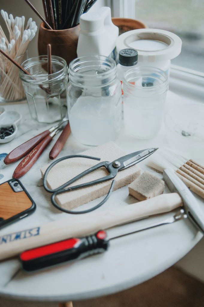 Restaurer ou conserver un objet ancien : comment faire le bon choix ?